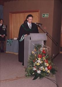 Prof. Teixeira Dias a apresentar o Doutorando Honoris Causa - o Químico Prof. Harold Kroto - dezembro1999