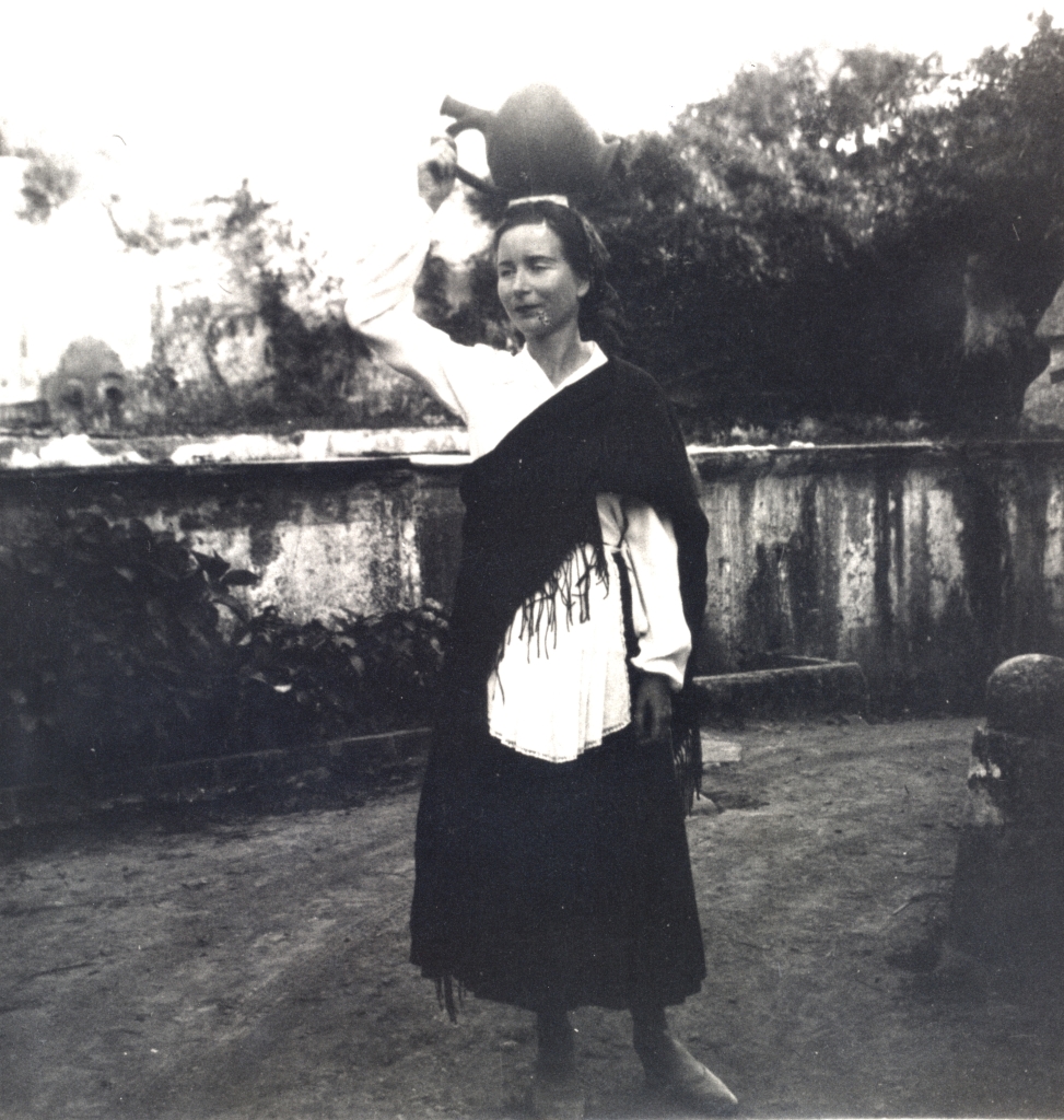 Fig. 12 - Hélène de Beauvoir, trajada de camponesa, Leiria, 1942.