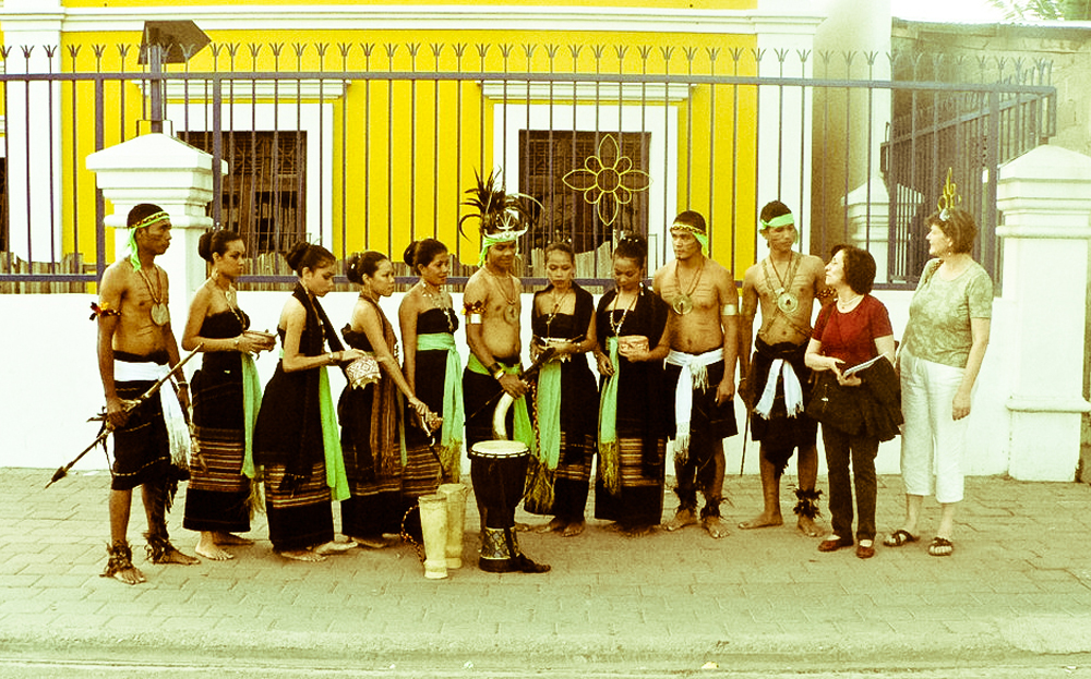 2009, julho, Trajes tradicionais apresentação dança cantares na Casa Europa, Díli, Timor Leste 