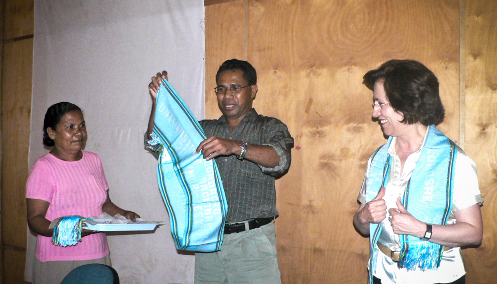 2009, julho, recebendo um Tais (pano tradicional timorense) do Diretor da Faculdade de Educação, UNTL, Timor Leste 