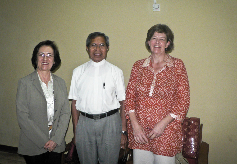 2009, julho, com Vigário Geral da Diocese de Díli, Padre Apolinário Guterres, Timor Leste 