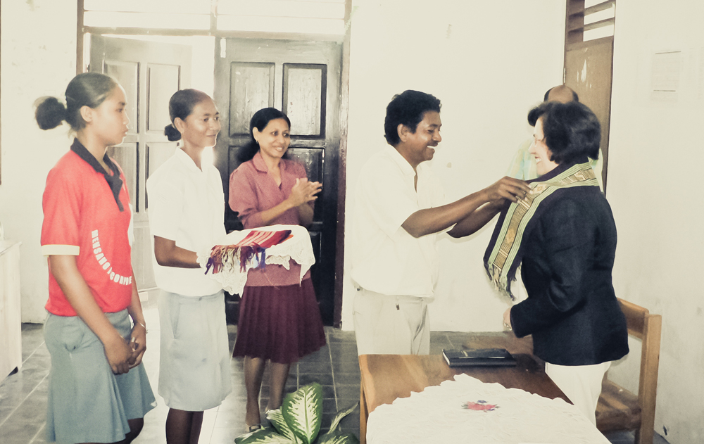 2009,  julho, recebendo Tais (pano tradicional timorense) de Diretor de uma escola, Timor Leste 