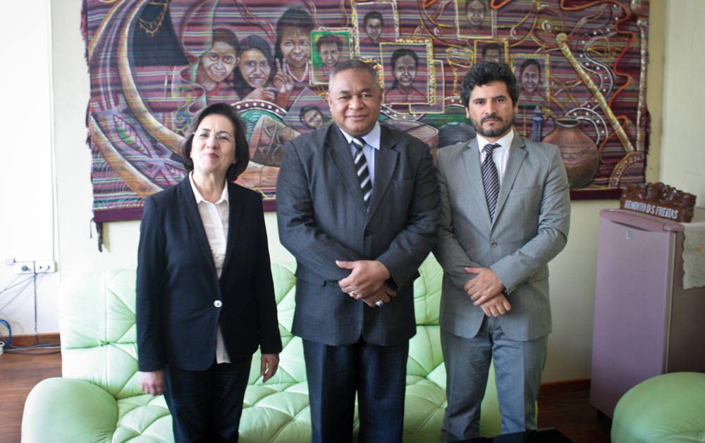 2012, outubro, com o ministro da Educação Dr. Bendito Freitas, Timor Leste